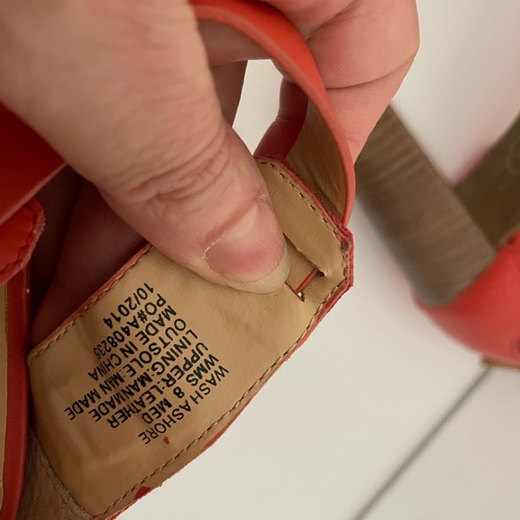 Kenneth Cole Reaction. Size 8, Apricot stacked heel. - Picture 6 of 6